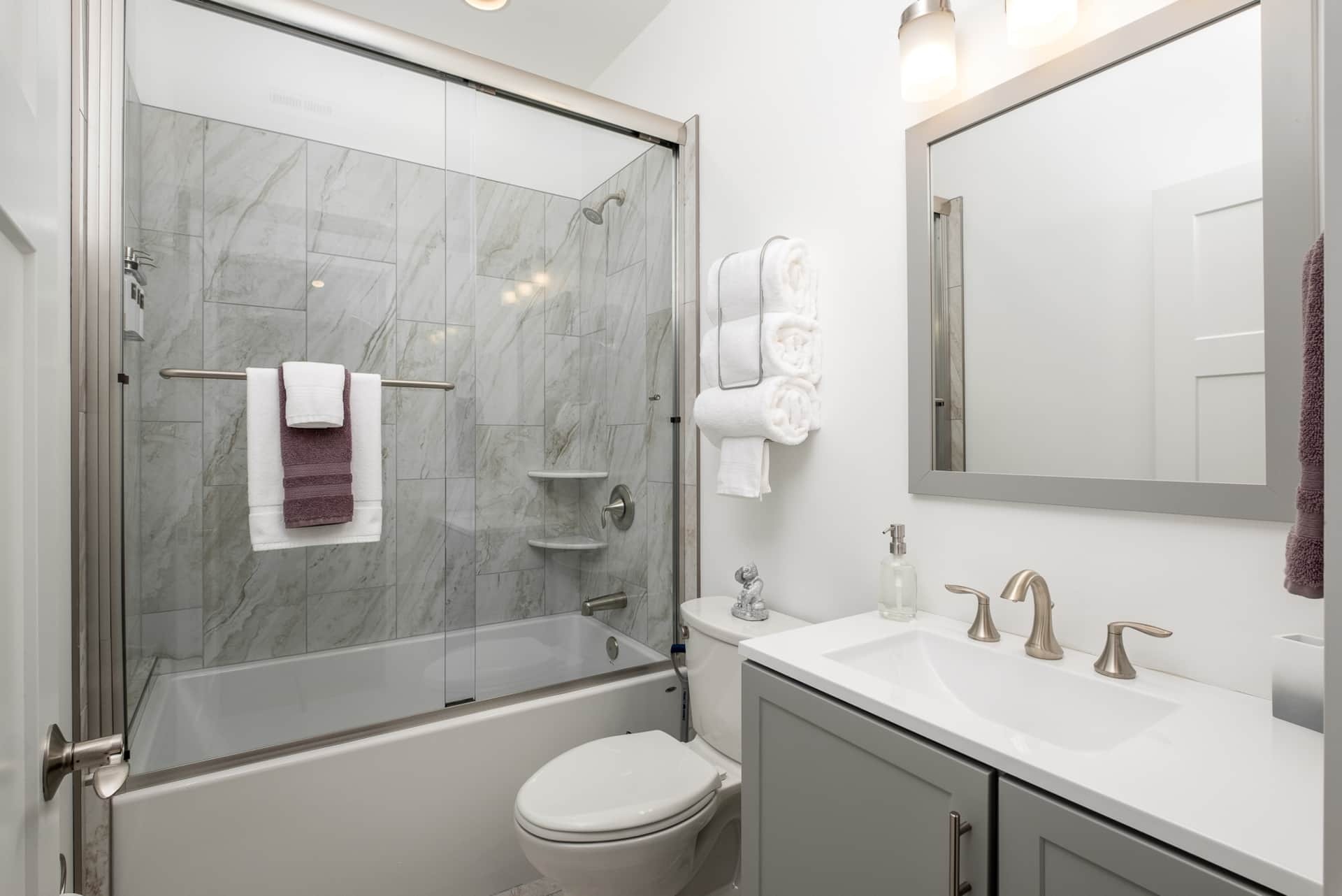 Bathroom with tub/shower combo and marble tile